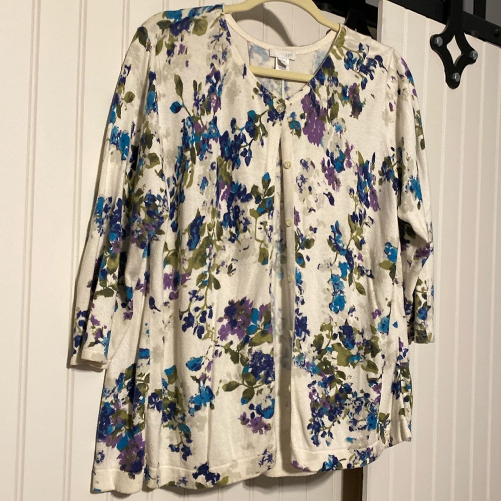 J.Jill fly a way cardigan. Swingy and flattering.
Large, 25” long, 21” pit.